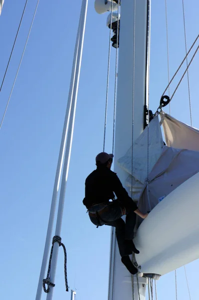 Gemi direği adam. Bir megayacht üzerinde sıkışan yelken tamiri.