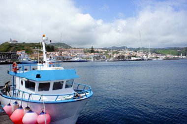Küçük bir balıkçı gemisi liman Horta.Faial Island.Azores.Portugal.
