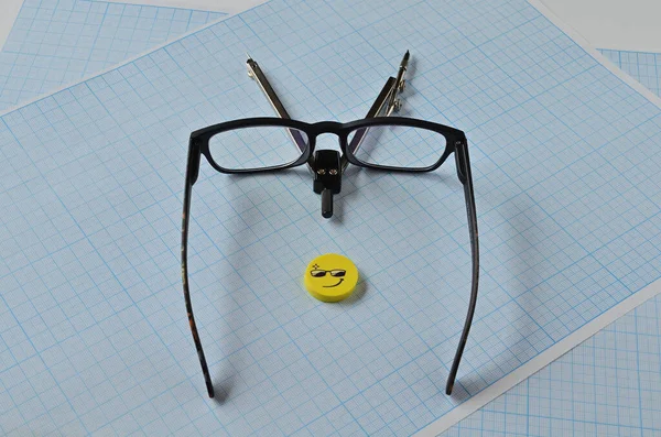 Une Boussole Des Lunettes Une Gomme Jaune Sur Papier Graphique — Photo