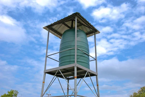 Tanque de agua en Tailandia granja — Foto de Stock