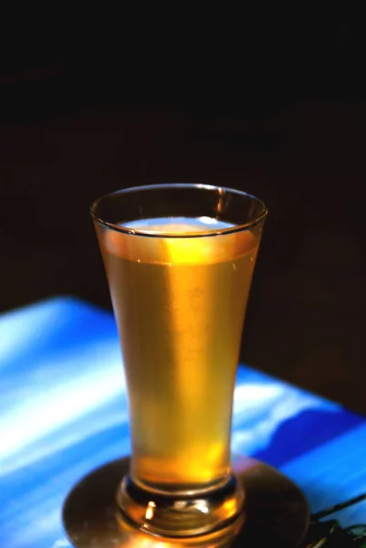Glas öl i bakgrunden — Stockfoto