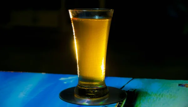Pivní sklo v pozadí — Stock fotografie
