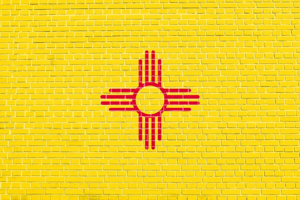 ニューメキシコの旗、レンガの壁のテクスチャの背景 — ストック写真