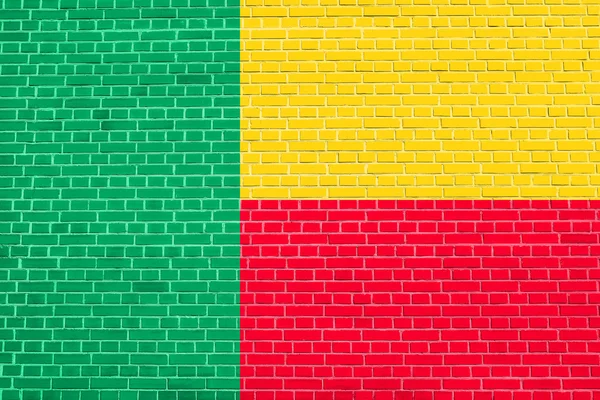 Bandeira de Benin no fundo textura da parede de tijolo — Fotografia de Stock