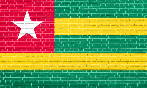 Togo zászlaja a téglafalak textúra háttere — Stock Fotó