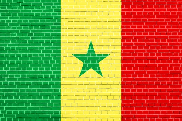Szenegál zászlaja a téglafal textúra hátterében — Stock Fotó