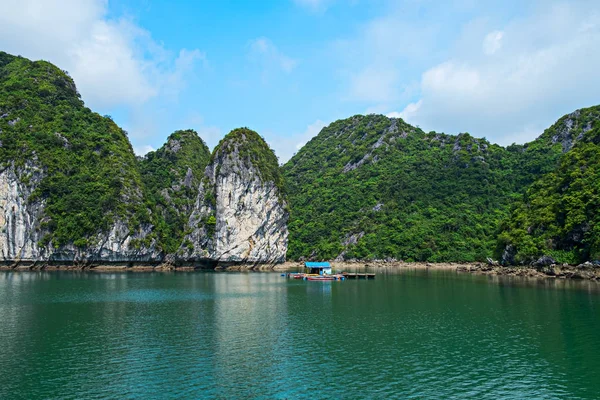 Floating house, rock islands, Halong Bay, Vietnam — Stock Photo, Image