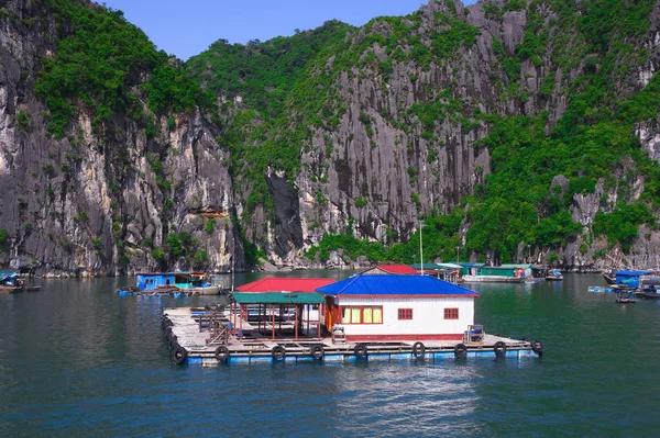 Pueblo flotante, isla de roca, Bahía de Halong, Vietnam — Foto de Stock