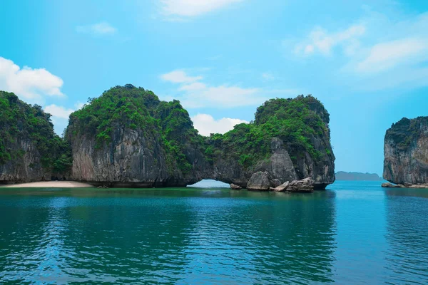 Paisaje escénico, isla rocosa, Bahía de Halong, Vietnam — Foto de Stock