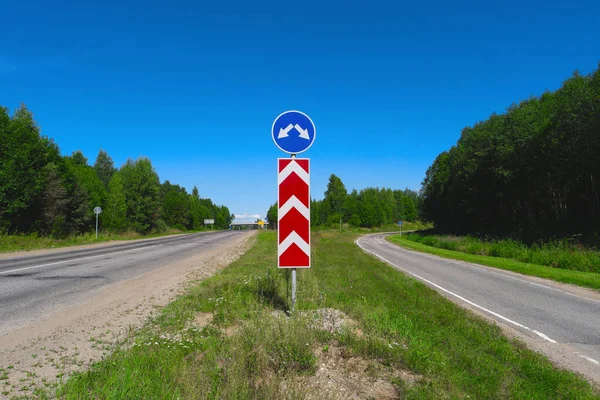 Yol işareti iki okları, bölünmüş Kavşağı, çatal, seçin — Stok fotoğraf