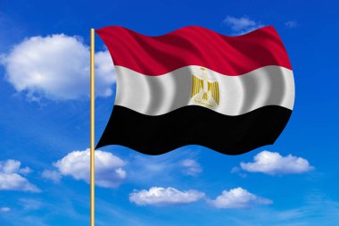 Mavi gökyüzü arka plan üzerinde Mısır sallayarak bayrak