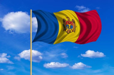 Moldova mavi gökyüzü arka plan üzerinde sallayarak bayrak