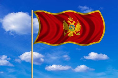 Karadağ mavi gökyüzü arka plan üzerinde sallayarak bayrak