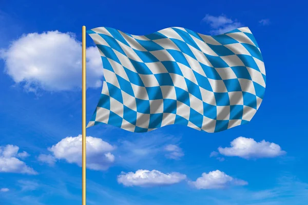 Флаг Баварии, размахивающий на голубом фоне неба — стоковое фото