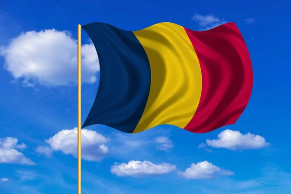 Vlajka Čadu mávat na pozadí modré oblohy — Stock fotografie