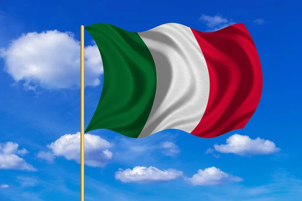 Флаг Италии, размахивающий на фоне голубого неба — стоковое фото