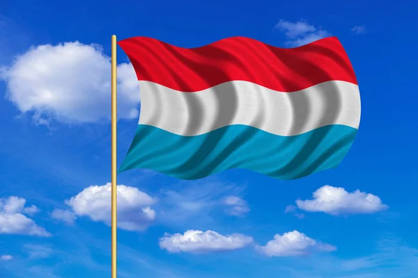 Флаг Люксембурга на голубом фоне неба — стоковое фото