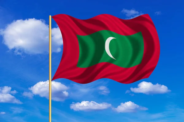 Bandeira das Maldivas acenando no fundo do céu azul — Fotografia de Stock
