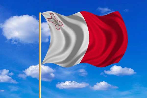 Bendera Malta melambaikan tangan pada latar belakang langit biru — Stok Foto