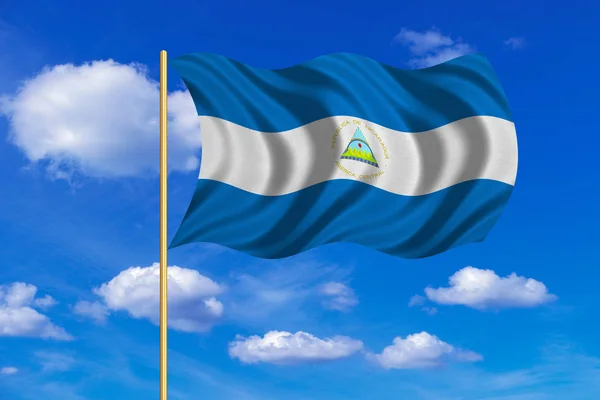 Bandeira da Nicarágua acenando no fundo do céu azul — Fotografia de Stock