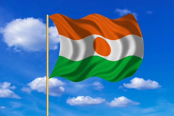 Флаг Нигера, машущий на голубом фоне неба — стоковое фото