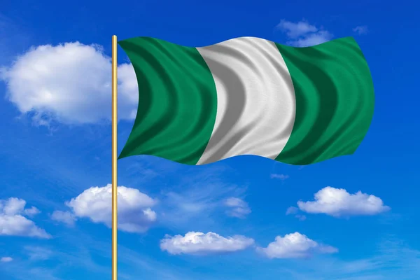 Nigéria integet a kék ég háttér zászlaja — Stock Fotó