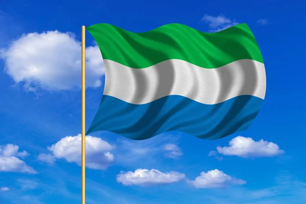 Vlag van Sierra Leone zwaaien op blauwe hemelachtergrond — Stockfoto