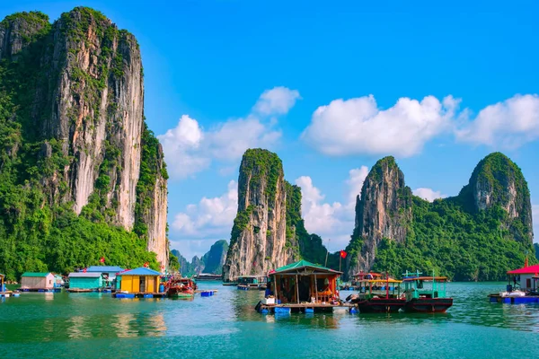 Drijvend dorp, rots eiland, Halong Bay, Vietnam — Stockfoto