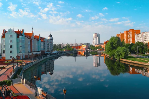 Vue de la ville de Kaliningrad, rivière Pregolya, Russie — Photo