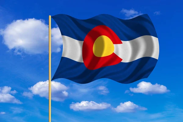 青い空を背景に手を振るコロラド州を旗します。 — ストック写真
