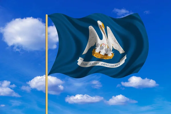 लुइसियाना का ध्वज नीले आकाश पृष्ठभूमि पर झुक रहा है — स्टॉक फ़ोटो, इमेज