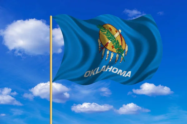 オクラホマは、青い空を背景に手を振るの旗 — ストック写真