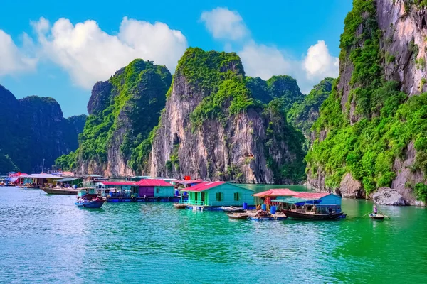 Floating village, rock island, Halong Bay, Vietnam — Stock Photo, Image