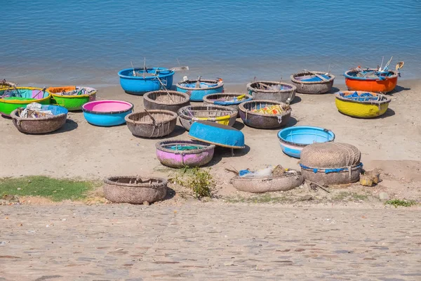 Traditionelle både i fiskerbyen MuiNe Vietnam - Stock-foto