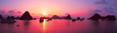 Pembe gökyüzü günbatımı. Halong Bay, Vietnam Panoraması