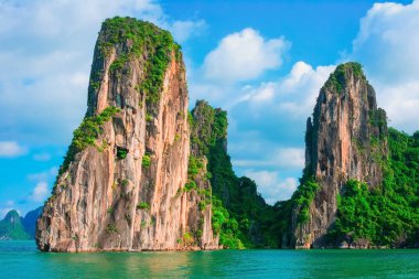 Halong Bay, Vietnam için rock adaların doğal görünümü