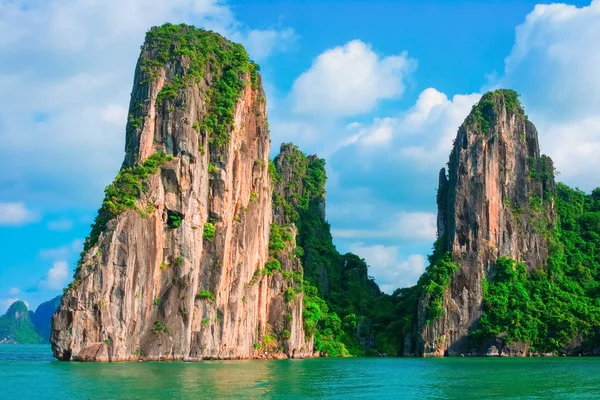 Vista panorámica de las islas rocosas en la bahía de Halong, Vietnam — Foto de Stock