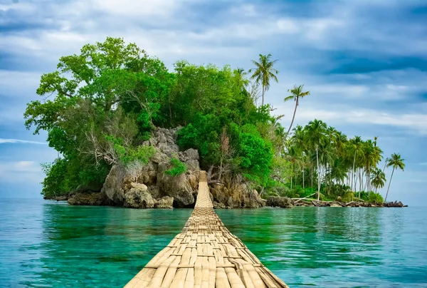 Bambus, závěsný most přes moře na tropický ostrov — Stock fotografie