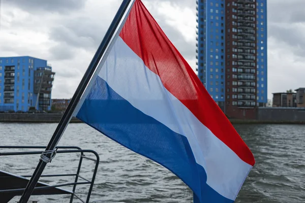 Hollanda tur tekne stern üzerinde sallayarak bayrak
