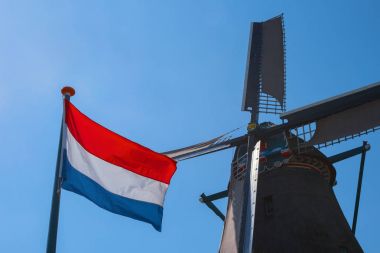 Ünlü eski Hollanda yel değirmeni ve Hollanda bayrağı