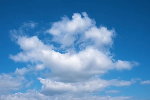 Bílé mraky proti modré obloze pozadí — Stock fotografie