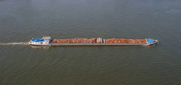 Eliminação de resíduos no navio de carga. Barco e sucata de metal — Fotografia de Stock