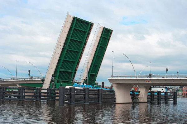 Offene Zugbrücke und Schiff zaanse schans Niederlande — Stockfoto