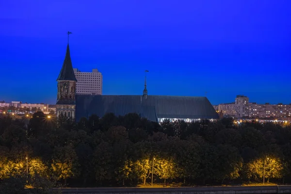 Paysage urbain nocturne de Kaliningrad, Russie — Photo