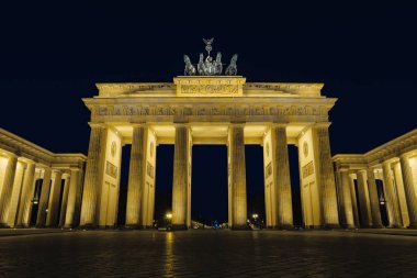 Brandenburg Kapısı gece, Berlin, Almanya, Avrupa