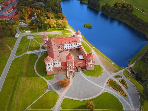 Mirský zámek komplex, Bělorusko, Evropa. Letecký pohled — Stock fotografie