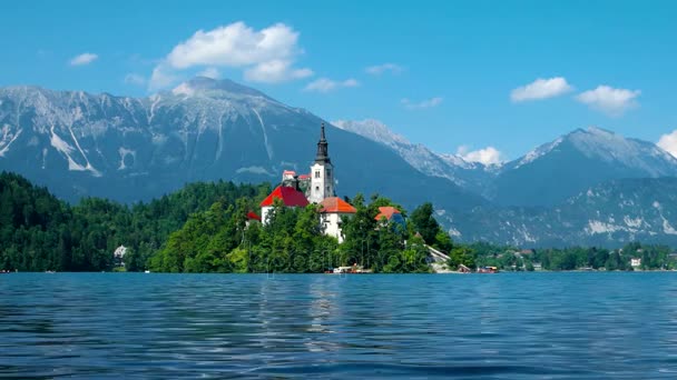 湖流血 阿尔卑斯 斯洛文尼亚 夏天的景色 山高山湖 海岛与教会在湖流血 美丽的风景 城堡和山在背景 斯洛文尼亚著名旅游胜地 — 图库视频影像