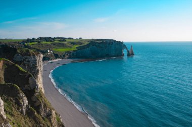 Plaj, okyanus ve kayalıklarla, Etretat, Normandy, Fransa