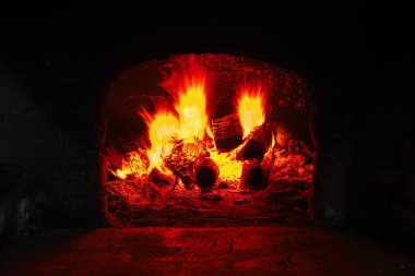 Tuğla fırın, yangın alev closeup yanan odun
