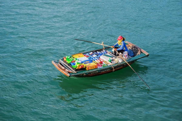 Mercato galleggiante, Ha Long Bay, Vietnam. Baia di Halong — Foto Stock